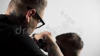 理发师在<strong>理发店</strong>为顾客理发，用理发器、人`理发，在<strong>理发店</strong>刮胡子